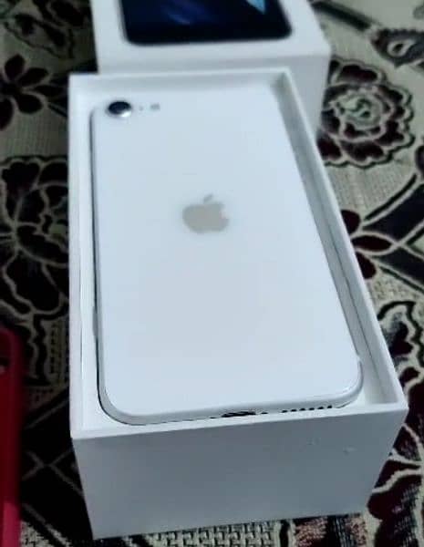 Iphone SE 2020 128GB fual sim with box & PTA 7