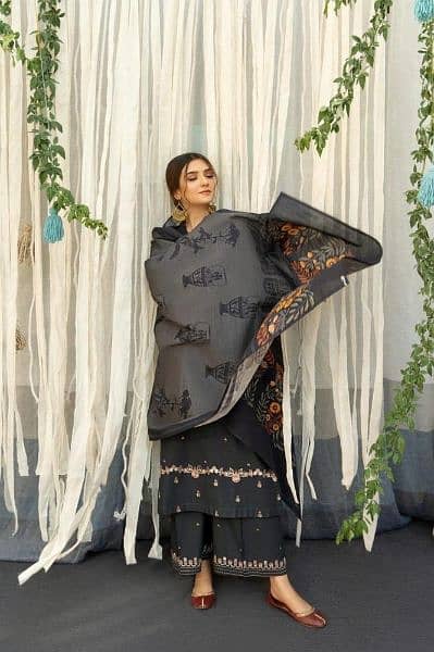 3 pcs women's unstitched Lawn Embroidered suit 1