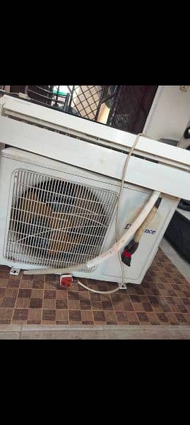 Window AC Conditioner cools 4