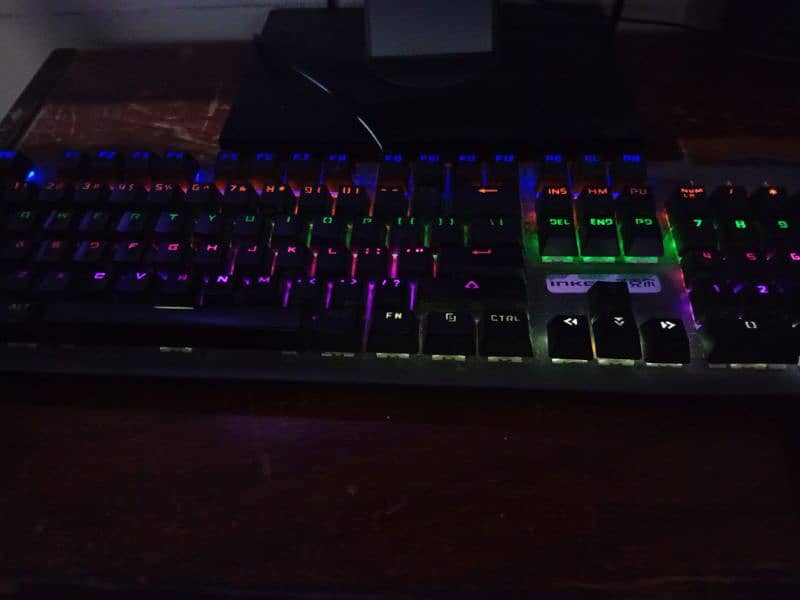 COMPUTER FOR SELL GAMING WITH LED KEYBOARD AND MOUSE ALSO 7