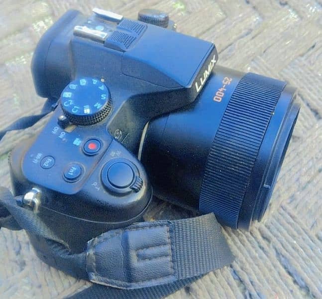 Lumix FZ 1000 DSLR camera with original box charger strap battery lens 2