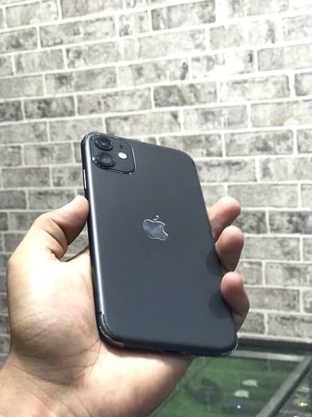 iPhone 11  factory unlock 64Gb 100 battery 3