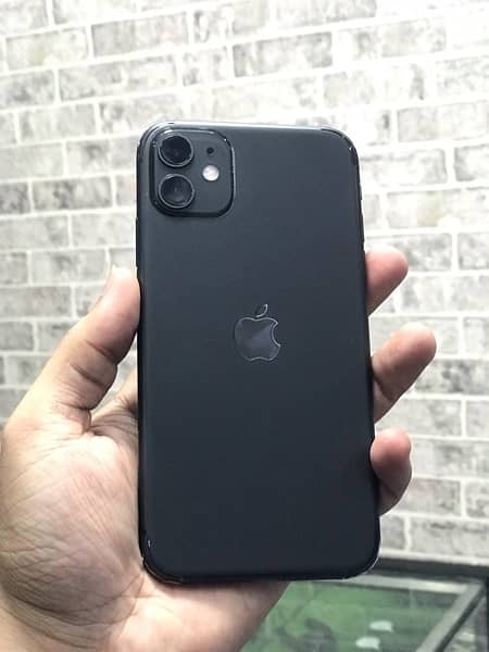 iPhone 11  factory unlock 64Gb 100 battery 4