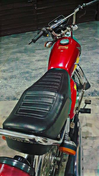 Honda cg125 2021 in 10 by 10 condition 5