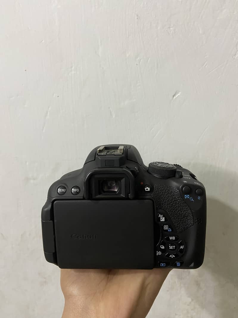 Canon 700d with Kit lens 2