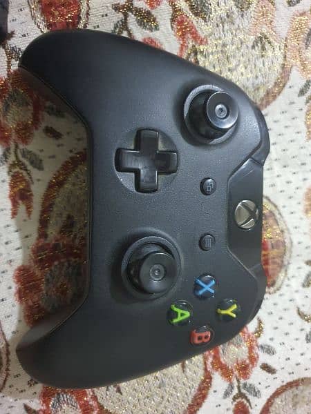 xbox one 1tb 2 controllers 2