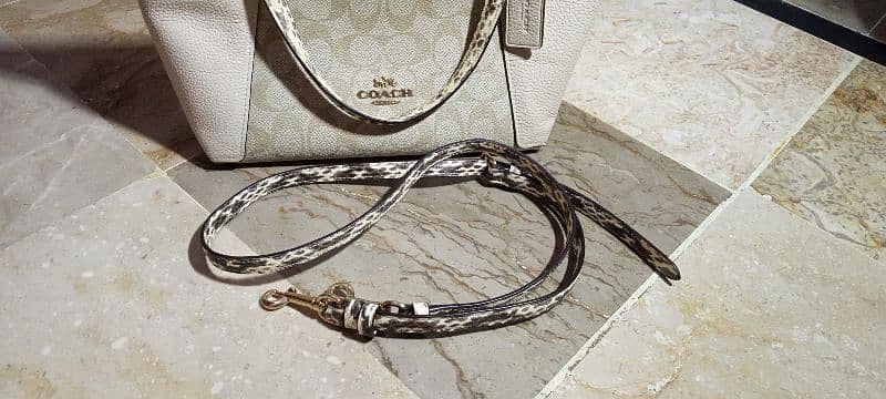 COACH branded purse in a very good condition 0