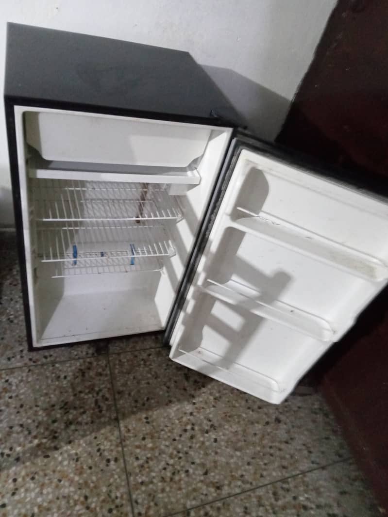 Bed room fridge 10/10 for sale 3