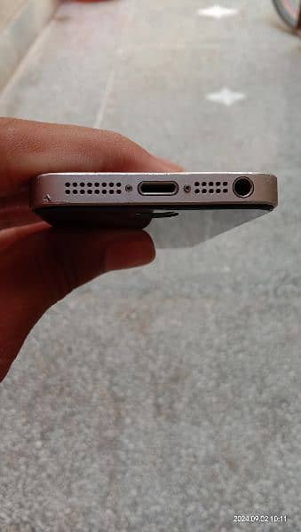 IPhone SE grey colour 5