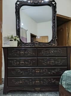 Six compartments dresser