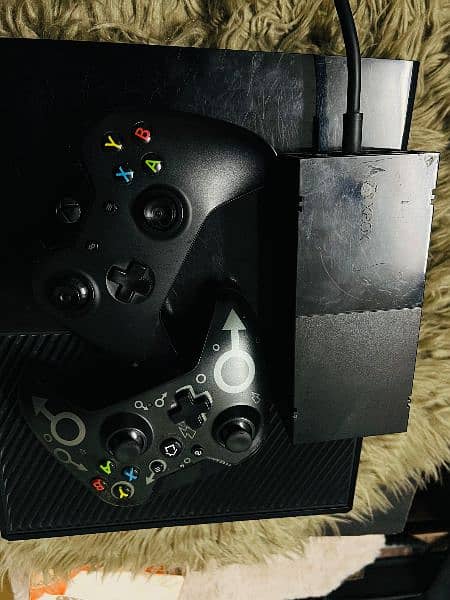 Xbox One With Two Wireless Conteollers 2