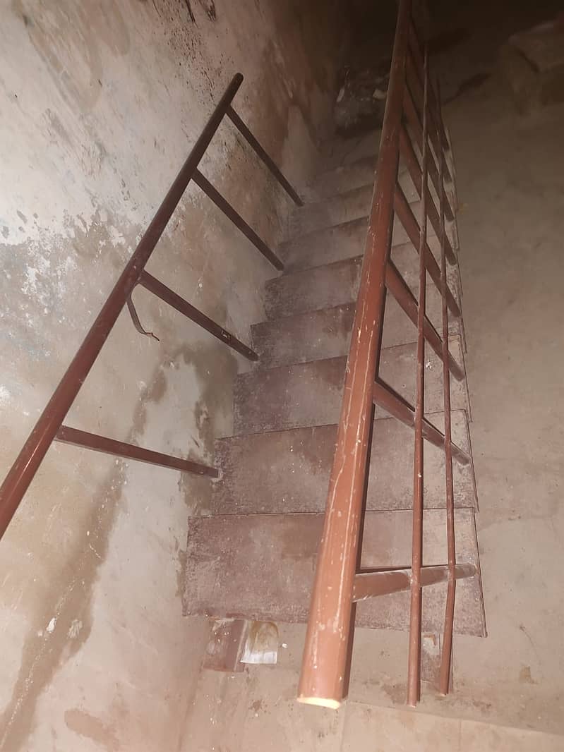 Metal Stairs, Load Bearing 153 KG With 4 Extra Staps 1