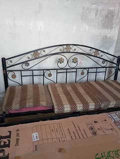 ek bed h aur sofa ha seal Kar na saf condition me hai 03101052136