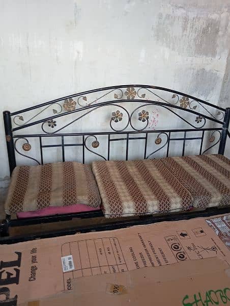 ek bed h aur sofa ha seal Kar na saf condition me hai 03101052136 0