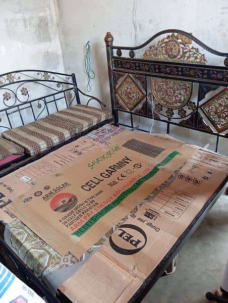 ek bed h aur sofa ha seal Kar na saf condition me hai 03101052136 4