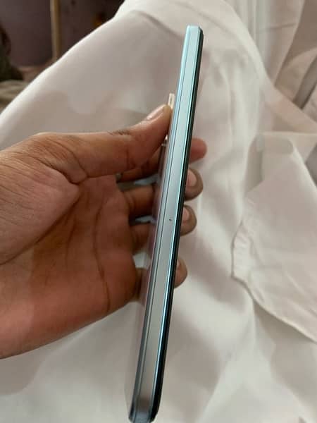 Vivo V21A    4/64 with box and charger 4