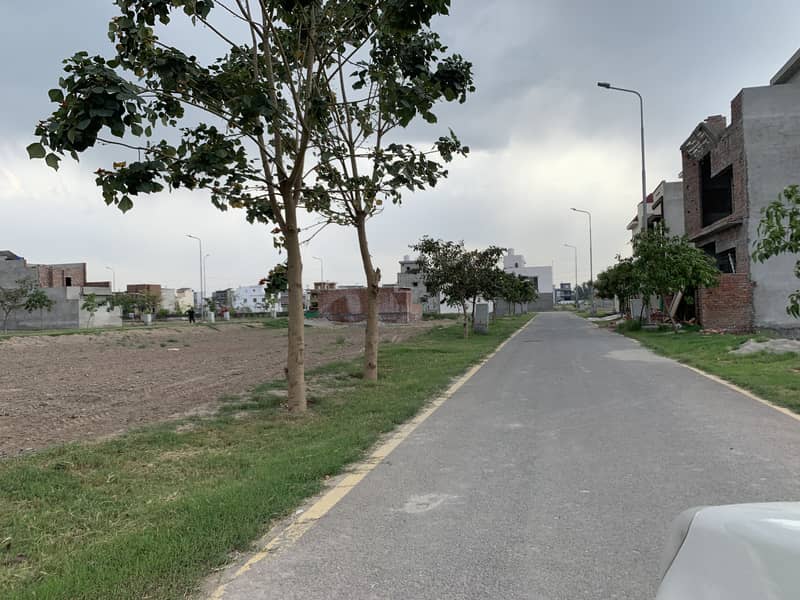 10 marla plot for sale in lda avenue 1 block G
Investors rate (owner needed)
Near to park 
Masjid 
Main apporced 
Hot location 0