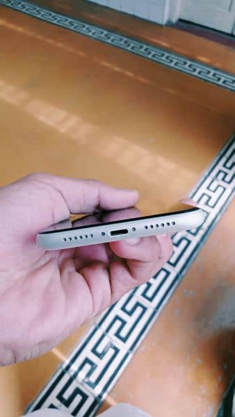 XR screen Damage Battery Health 79 64gb Non PTA 3