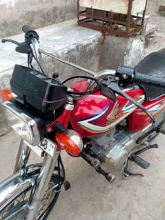 honda 125 red clor jis bhai ne lena ho vohi rabta kry