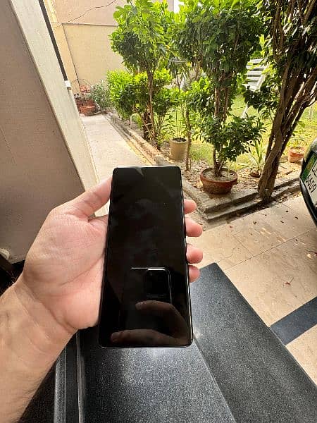 S21 Ultra Phantom Black
Single sim With box 
12gb ram
128gb  rom 0