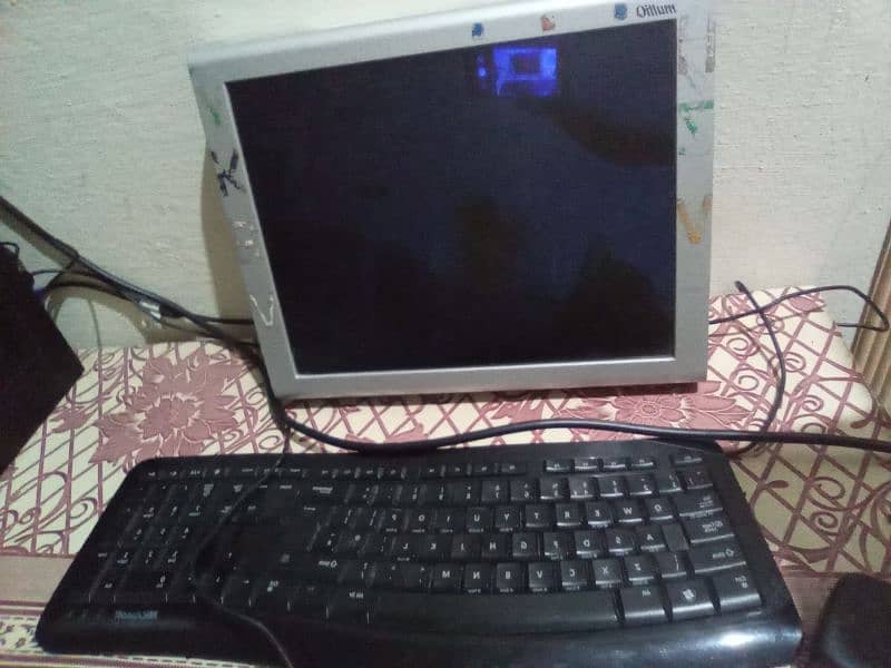 Hp CPU ddr3 2ram 148 rom, lcd 15 inch without stand and 1 keyboard 2