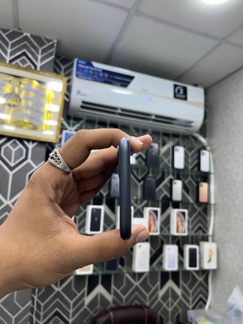 IPHONE 11 (64GB) 9