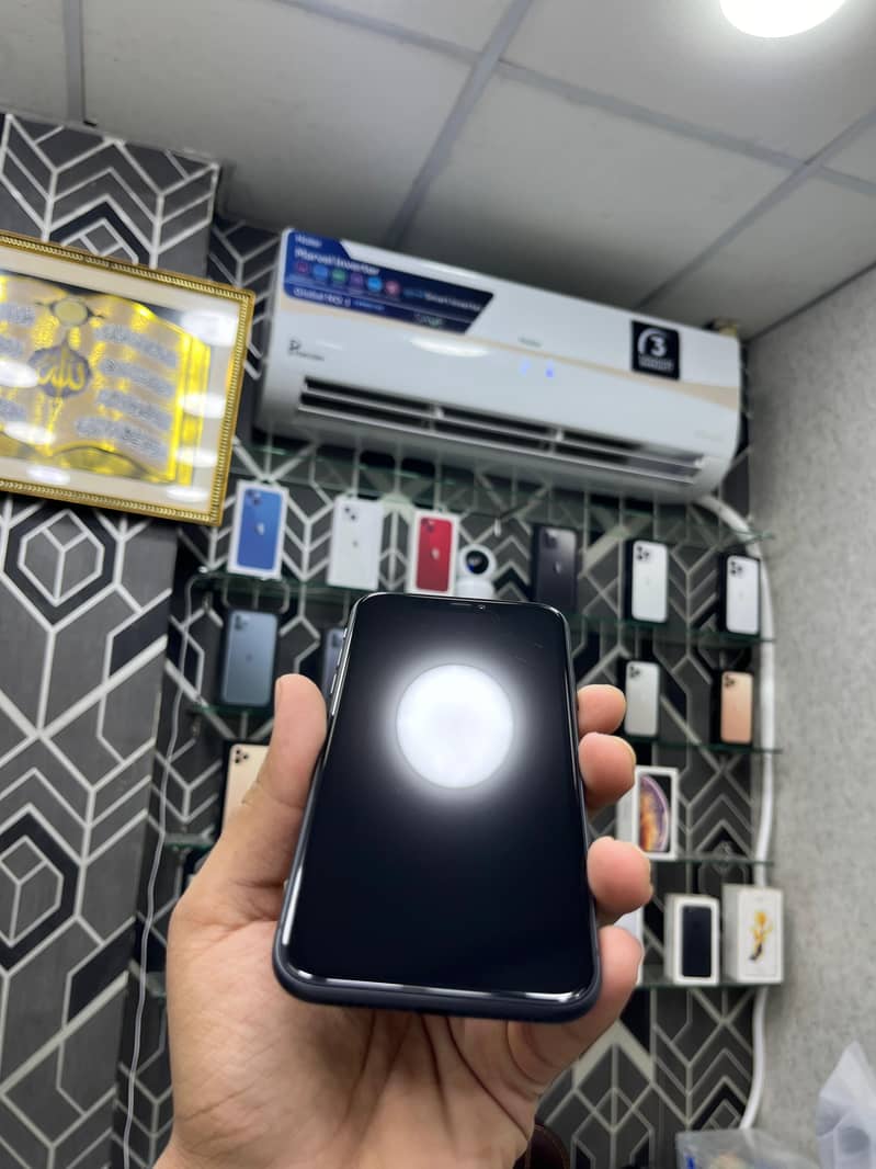 IPHONE 11 (64GB) 12