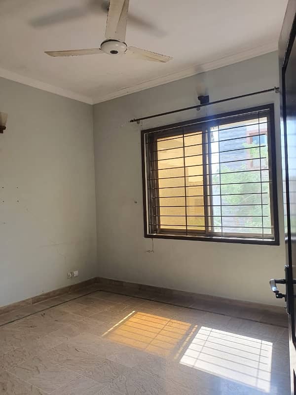 Well maintained house 100 SQ yards 5 bedrooms available for rent in DHA phase 7 ext 2