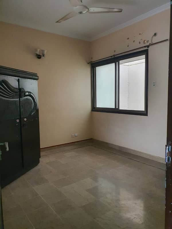 Well maintained house 100 SQ yards 5 bedrooms available for rent in DHA phase 7 ext 4