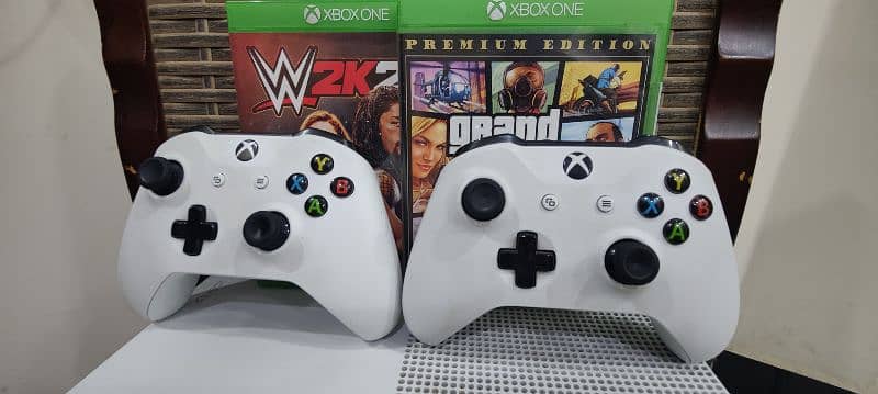 Xbox One S 1 TB with 2 wireless controller 3