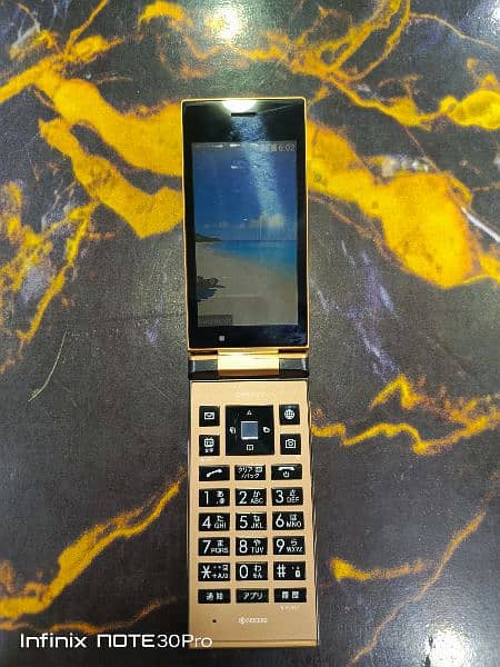 Digno Japanese flip phone 4G 1