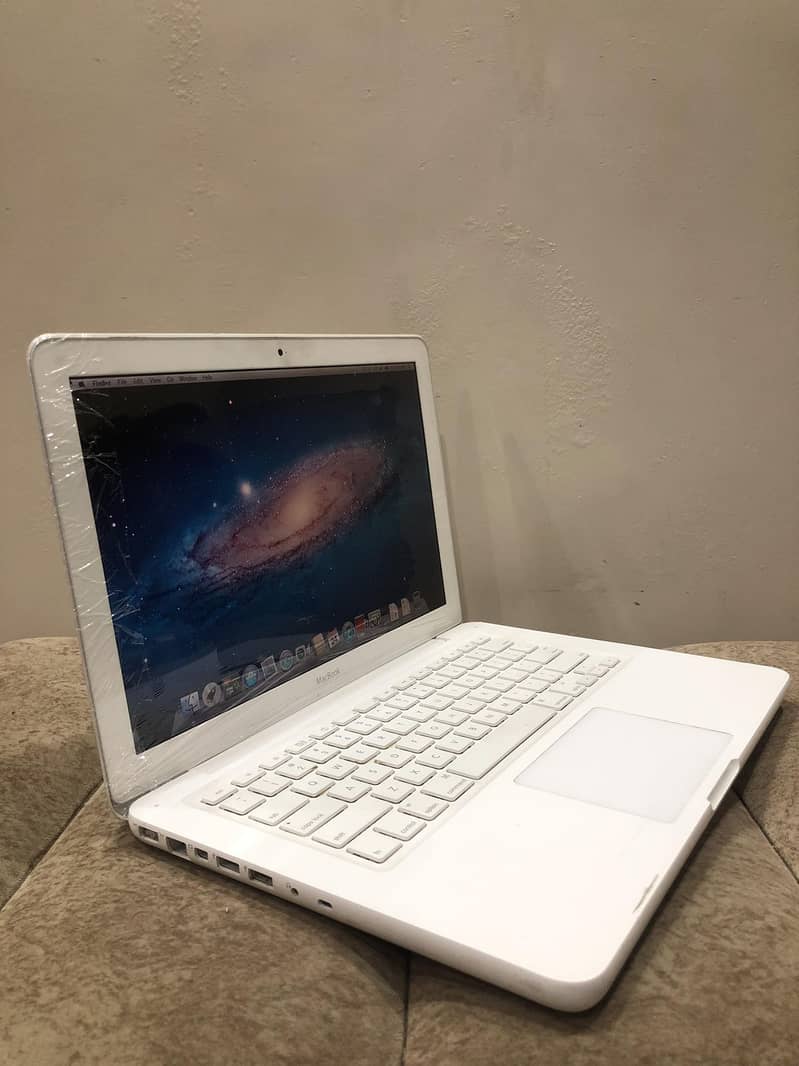 MacBook 13.3 Inch Intel Core 2 Duo Awesome MacBook 1