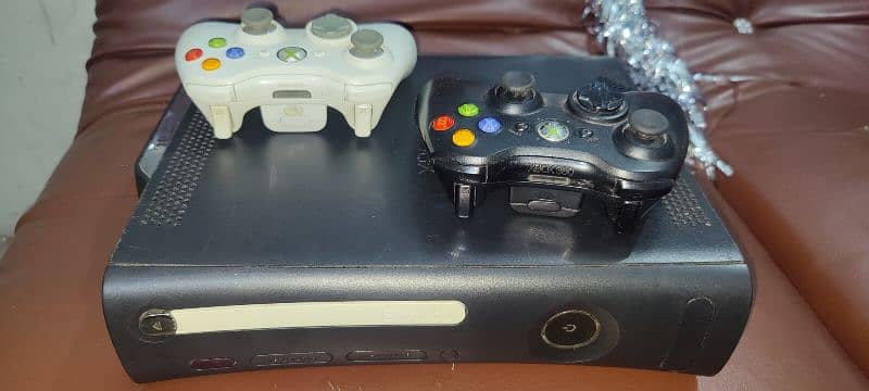 Xbox 360 jailbreak with 2 controllers and fulled with games 1