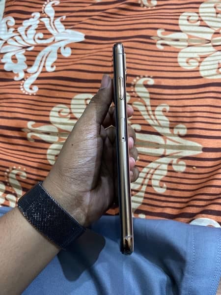 iPhone xsmax golden colour 1