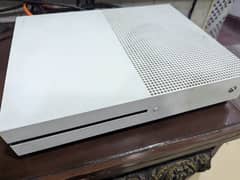 Xbox one s 1tb / series s/ console only /4 disc