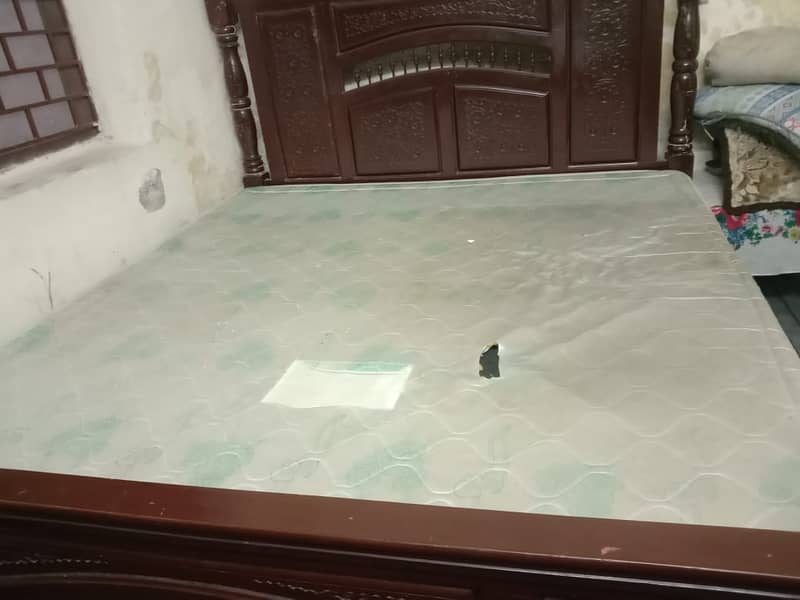 Queen size bed with mattress and darsing table good condition 0