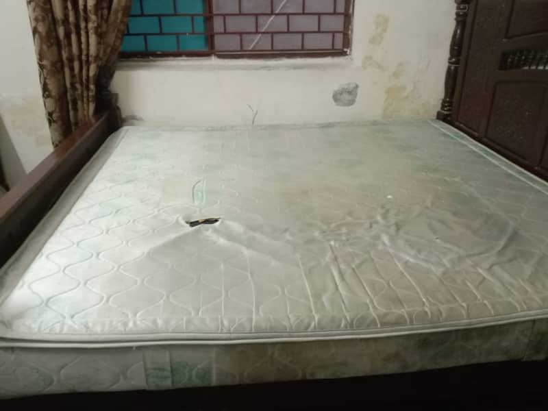 Queen size bed with mattress and darsing table good condition 3