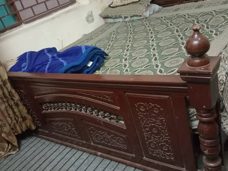 Queen size bed with mattress and darsing table good condition 4