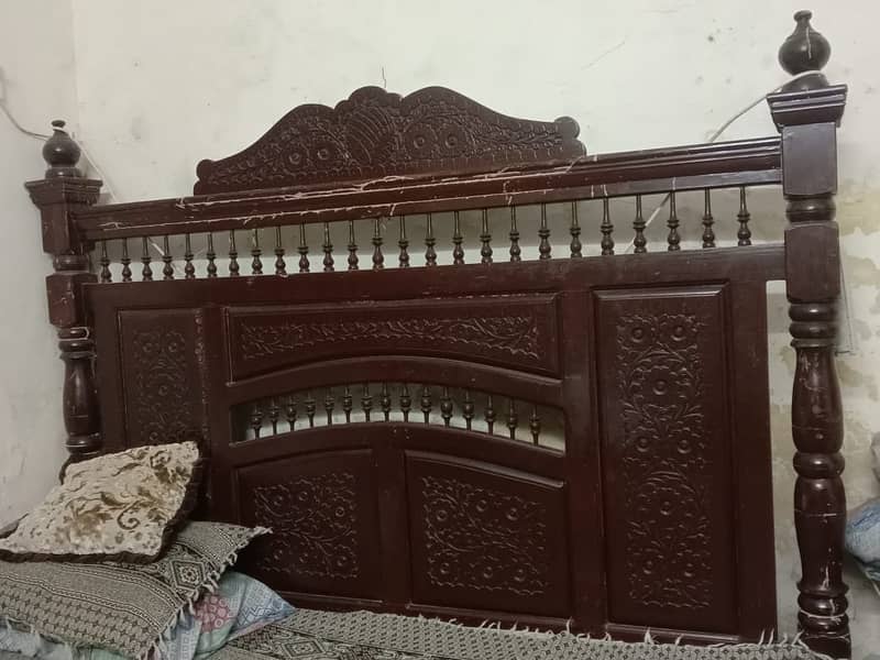 Queen size bed with mattress and darsing table good condition 6