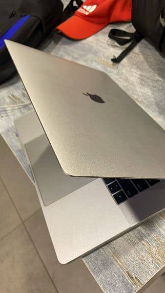 MACBOOK PRO 2017 15' INCHES 256GB 2