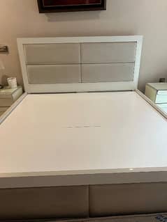 King Size Bed With Two Side Tables