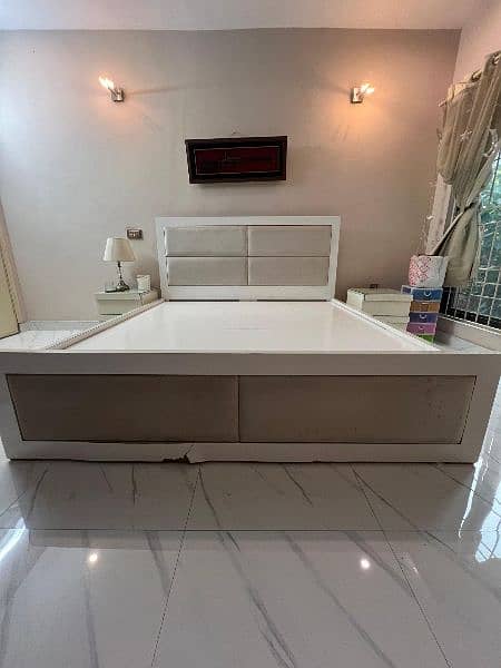 King Size Bed With Two Side Tables 3