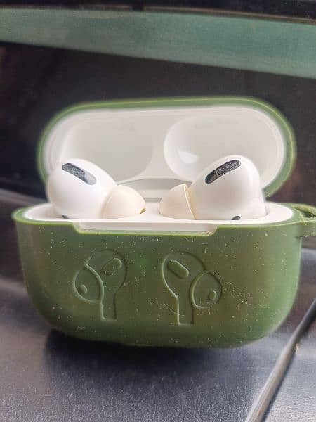 Apple airpods pro with magsafe charging case Vietnam 0