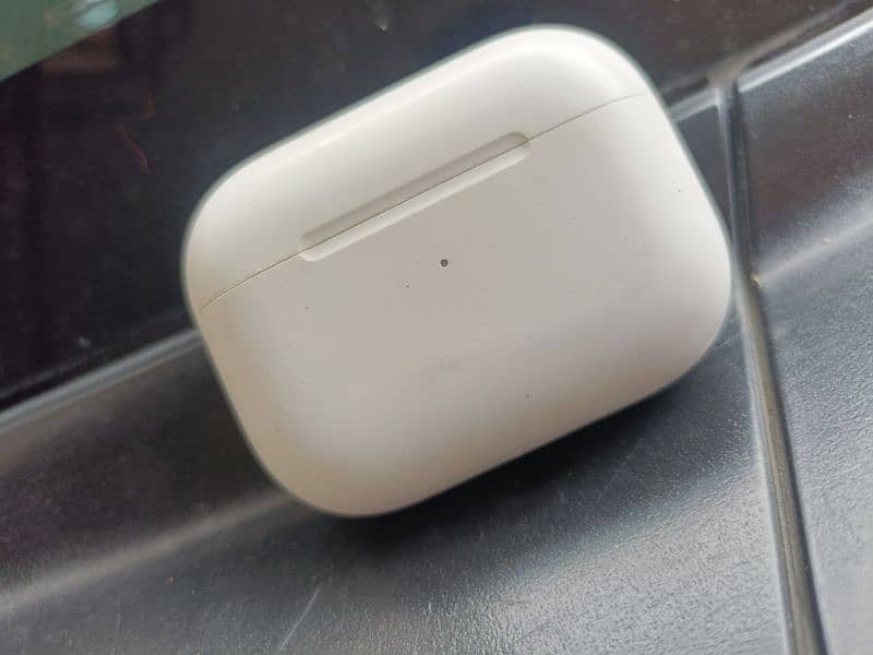 Apple airpods pro with magsafe charging case Vietnam 2