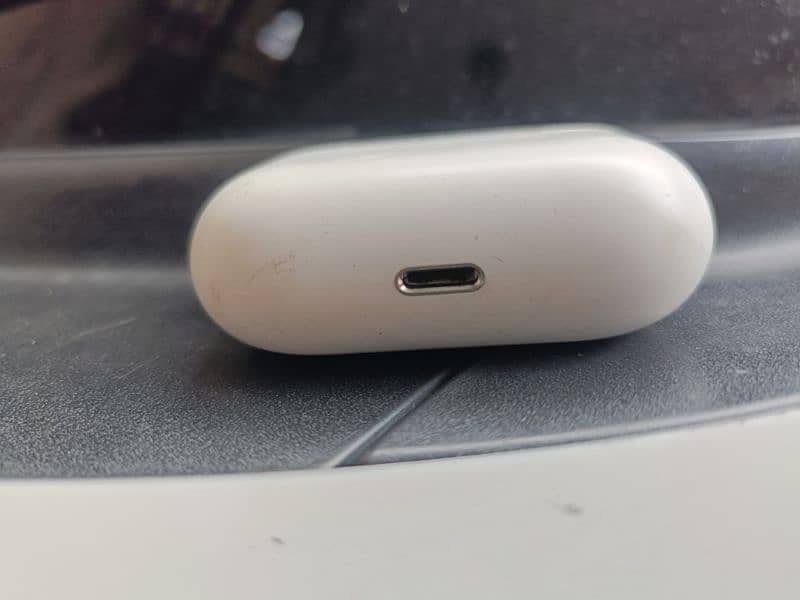 Apple airpods pro with magsafe charging case Vietnam 3