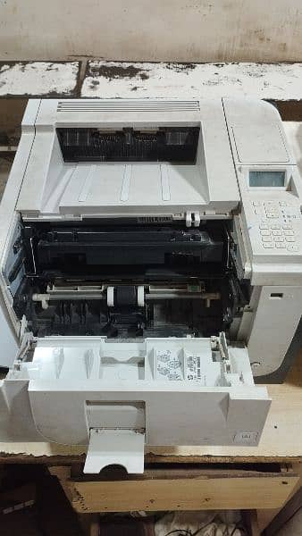 Printer HP Laser Jet P3015 1