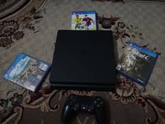 PlayStation 4 slim condition like brand new with 3 games (NO BOX)