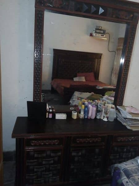 dressing table with looking mirror for sale in garden town multan 1