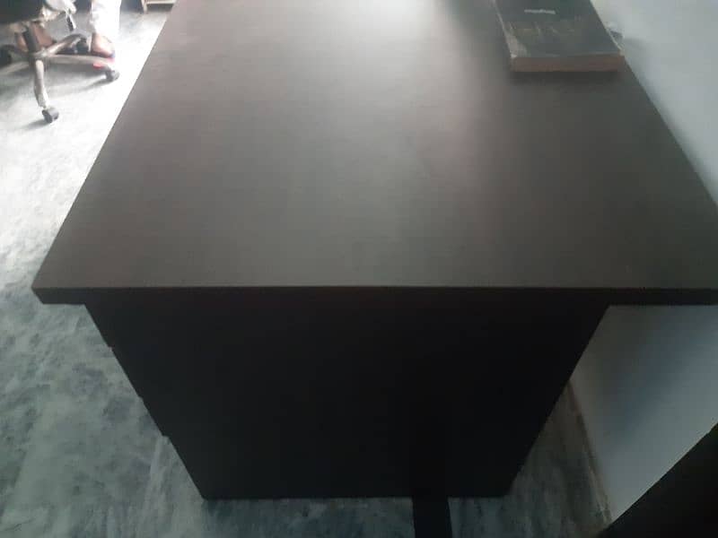 computer table like brand new condition 3