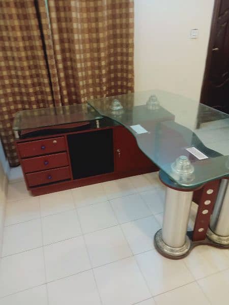 Used Executive Office Table with side rack and glass tops 1